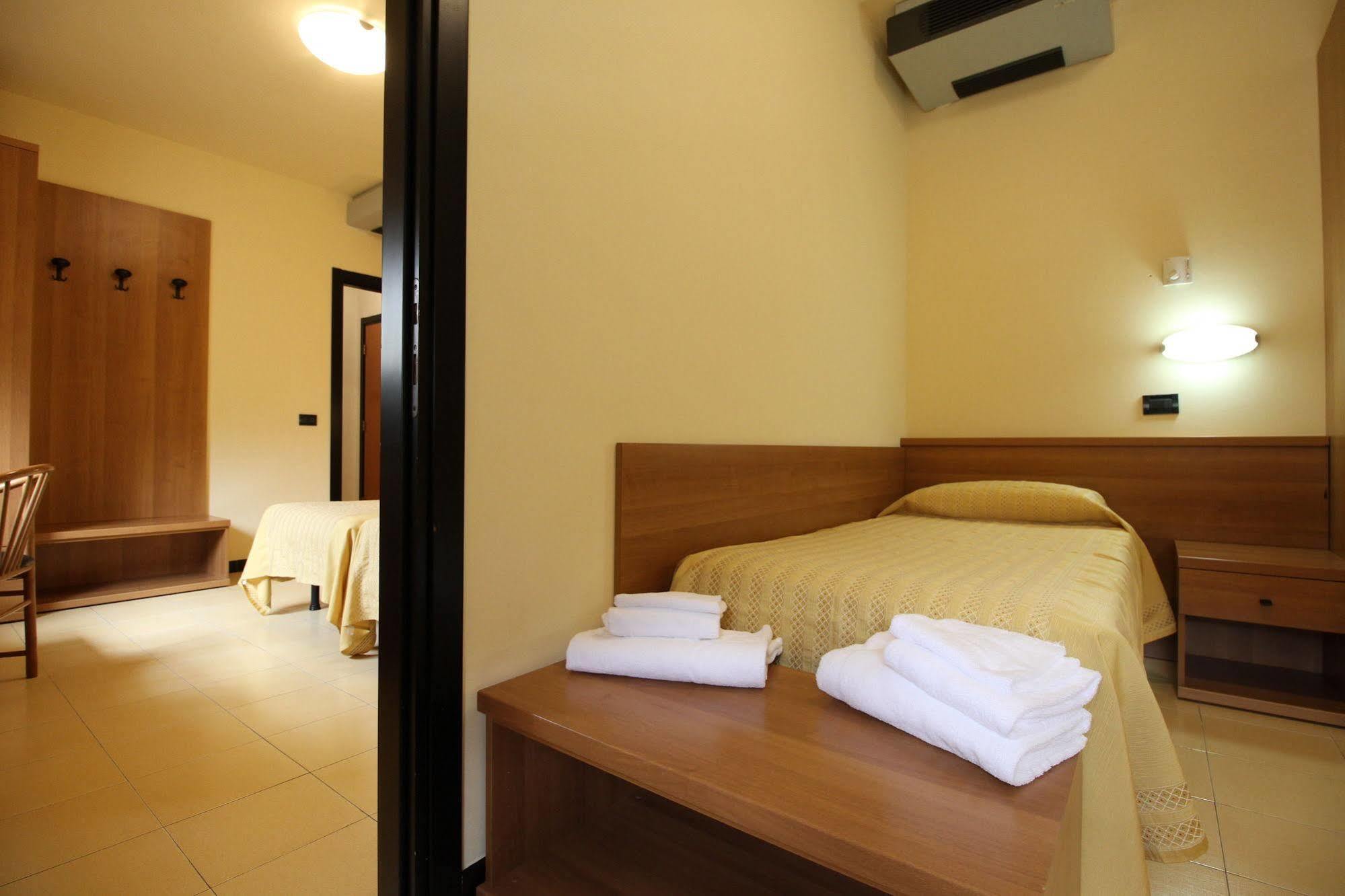 Hotel Italia אוקיובלו מראה חיצוני תמונה